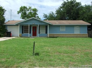 304 Dubose Dr, Devine, TX 78016