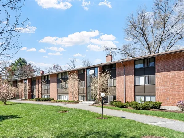 8 Longwood Dr #310, Andover, MA 01810