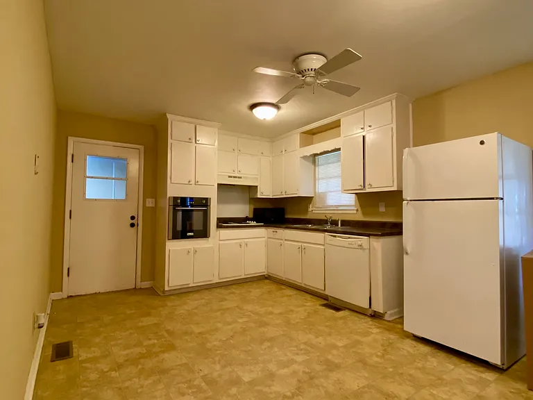 328 Mark St SW — Photo 3