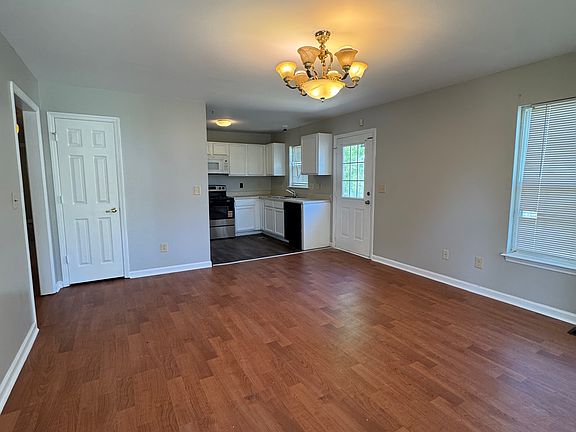 2nd image of 910 Pine St