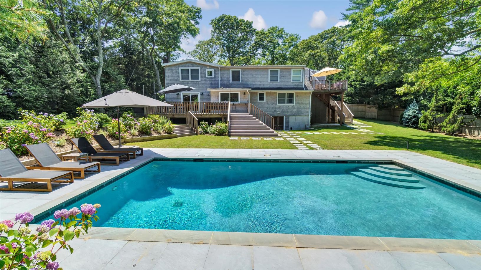  Heated Gunite Pool With Patio, Chaise Lounges & Umbrella! 