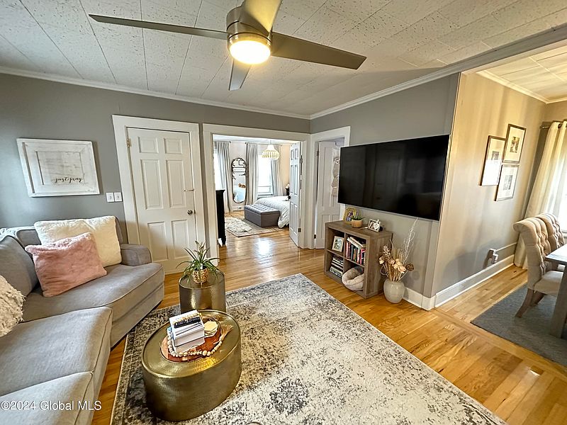 4th image of 2418 4th Avenue