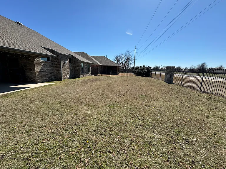 1106 Remington Ct — Photo 35