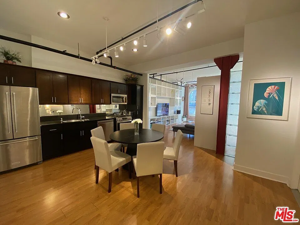 253 S Broadway St — Photo 1