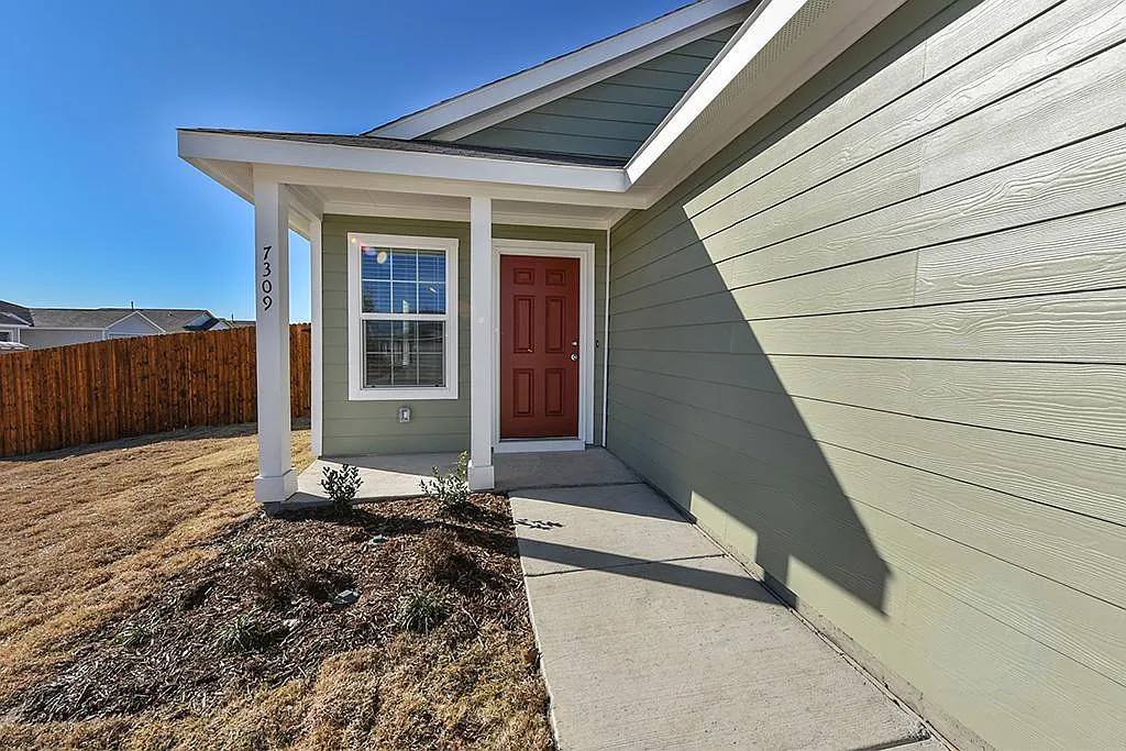 3 bed, 1261 sqft, $2,100 — Photo 2