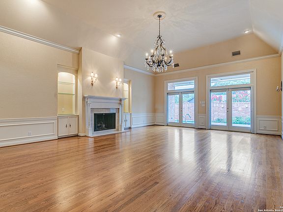 5th image of 220 Elizabeth Ann Court