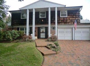 166 Parkway Dr, Plainview, NY 11803