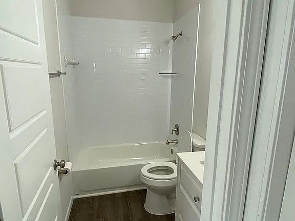 4th image of 658 Chestnut St
