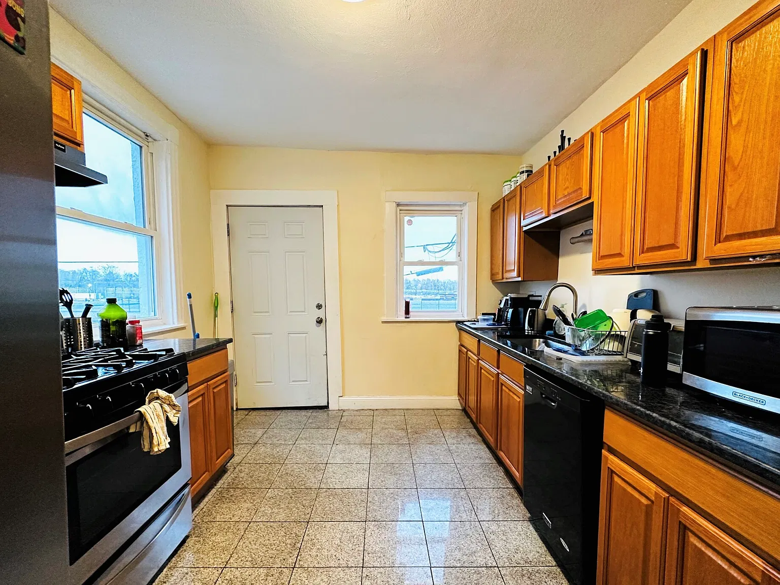 6 bed, 2500 sqft, $8,700 — Photo 2