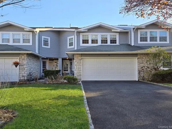 31 Hampshire Court #31, Holbrook, NY 11741