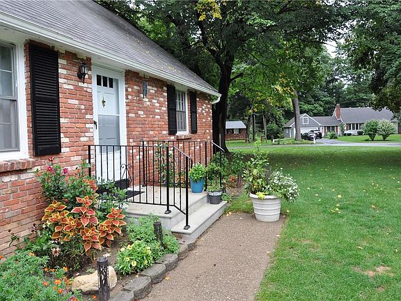 2nd image of 2 Meadow Wood Dr