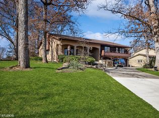 11 Cambridge Dr, Oak Brook, IL 60523