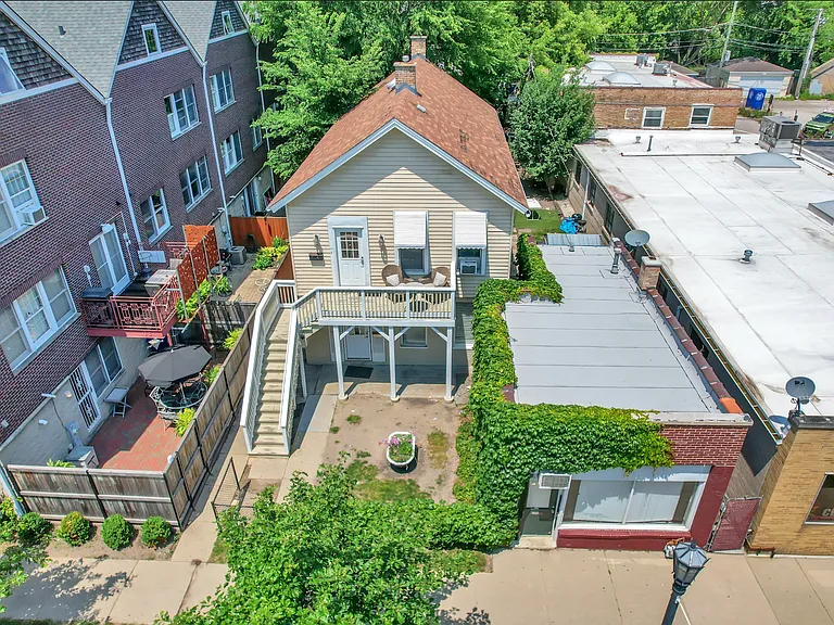 919 Foster St — Photo 4