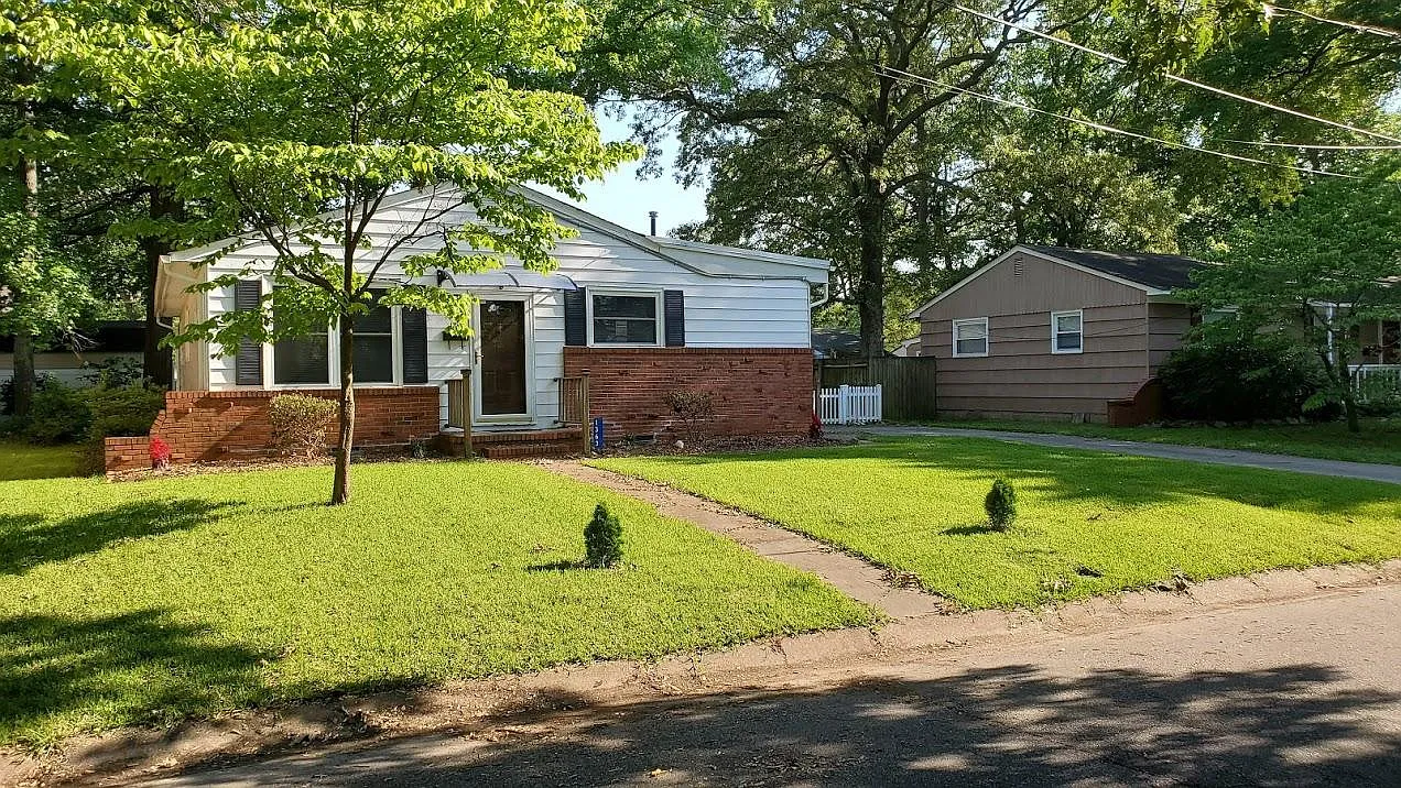 3 bed, 1.5 bath, 1300 sqft, $2,100 — Photo 1