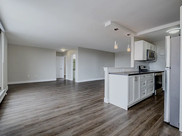 1126 Adelaide St N — Photo 10