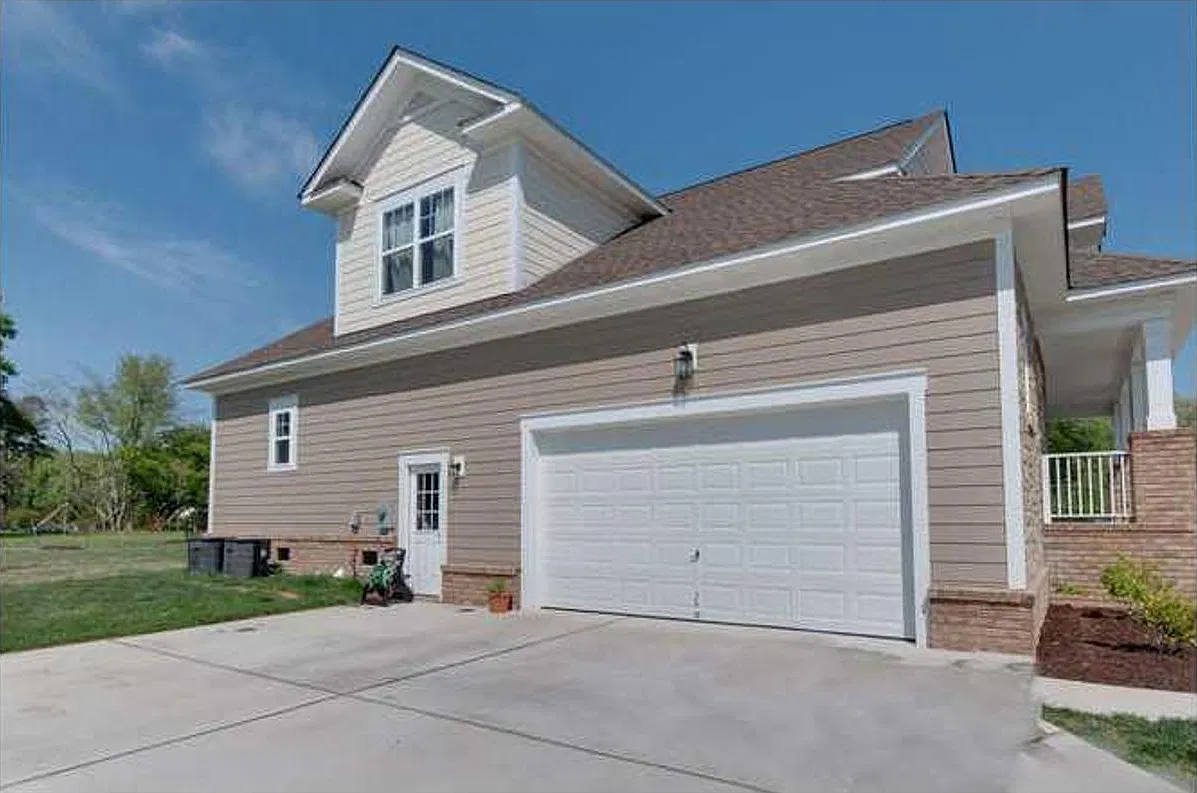 Spacious Single Family Home in Oak Breeze — Photo 2