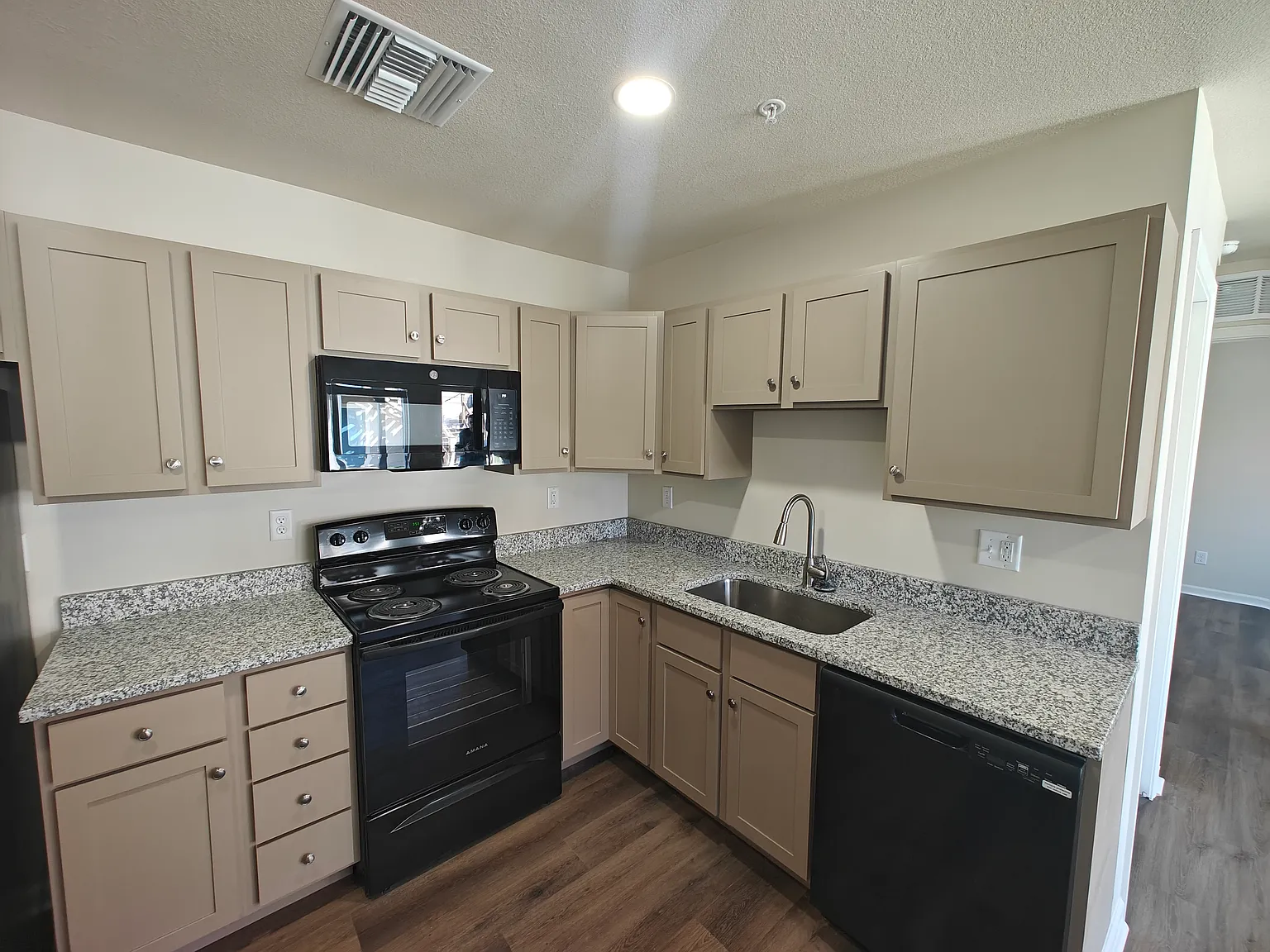 Fox Meadows Apartments — Photo 2