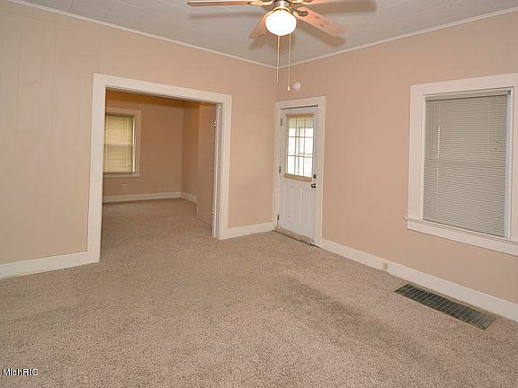 4th image of 425 E Eliza St