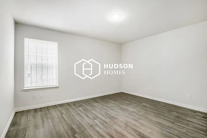 2627 Pine St — Photo 8
