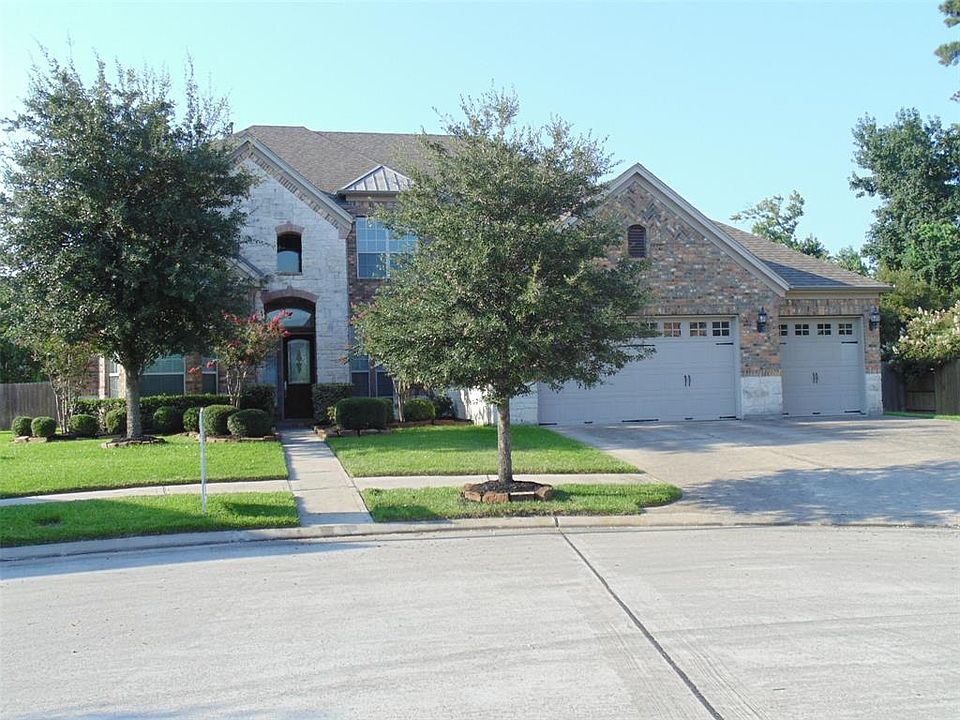 Lovely Executive Style Home with 4/4.5/3, great location in a Gated Section of the Community. Home is move-in ready and a must see. Did not flood during Harvey.