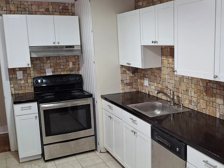 306 Maplewood Ave NE #A — Photo 5