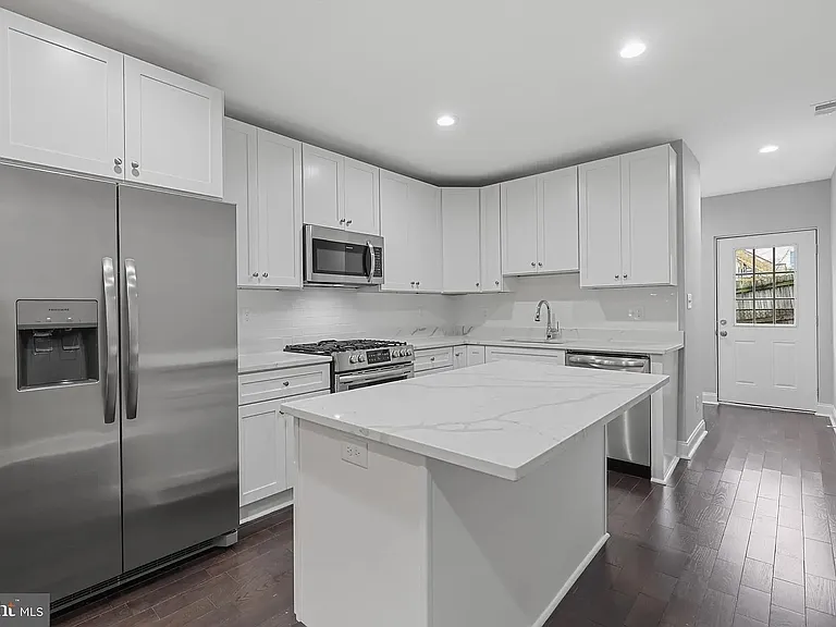 42 E Heath St — Photo 10