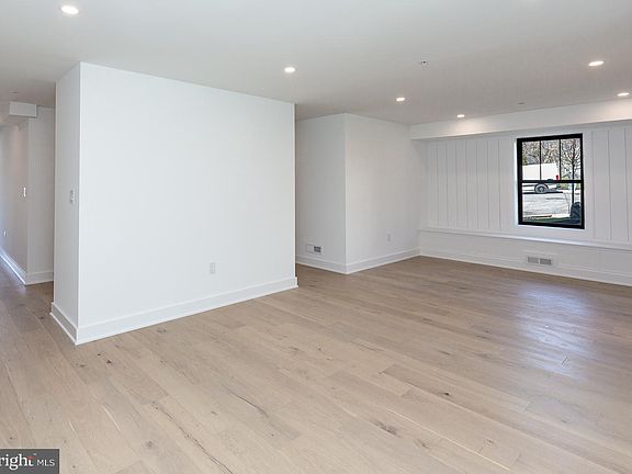3rd image of 981 Henry Ave