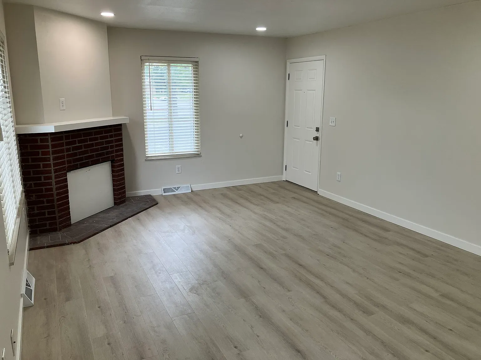 2 bed, 1.5 bath, 900 sqft, $2,400 — Photo 2