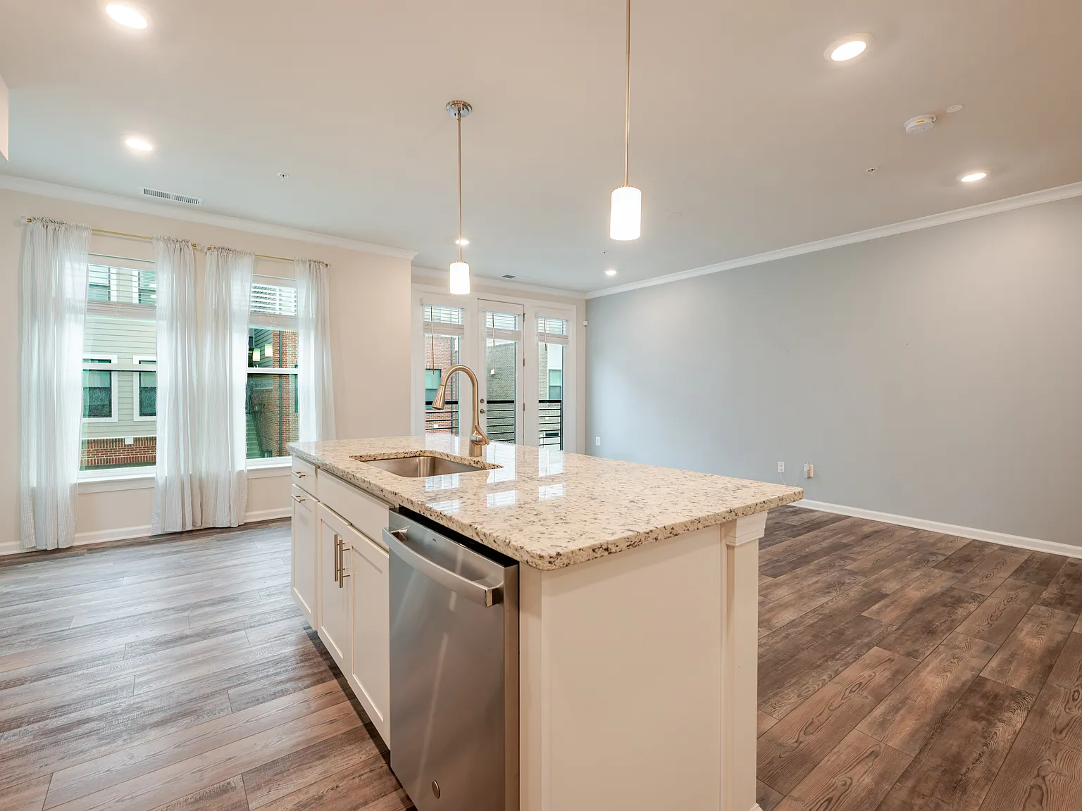 3 bed, 2.5 bath, 1800 sqft, $3,745 — Photo 4