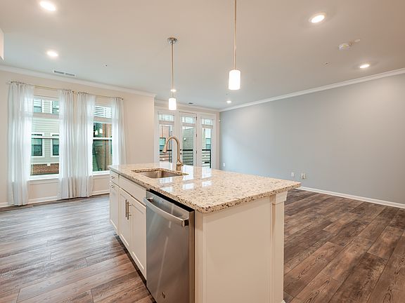 4th image of 2401 Stella Pl