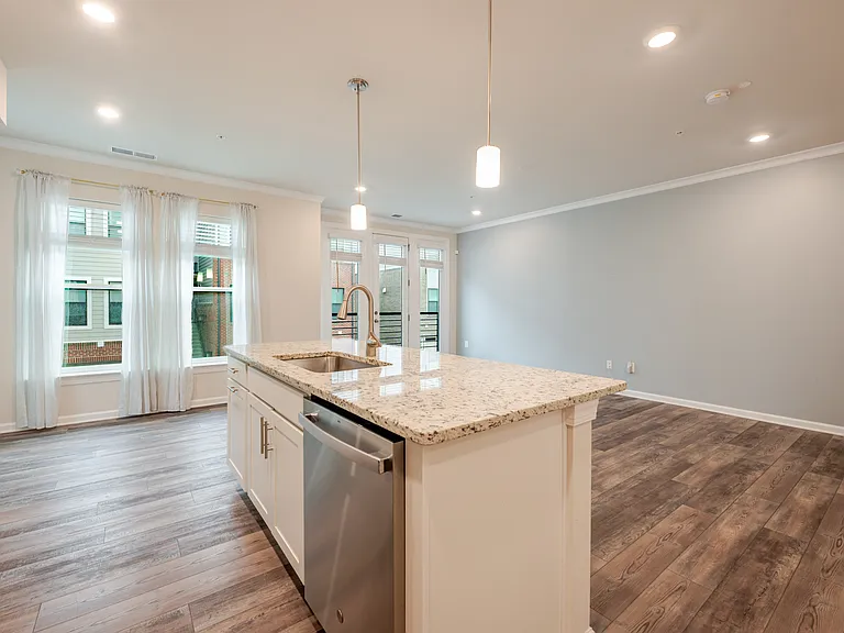 2401 Stella Pl — Photo 4