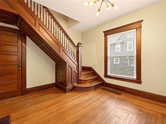5th image of 127 Bartle Ave