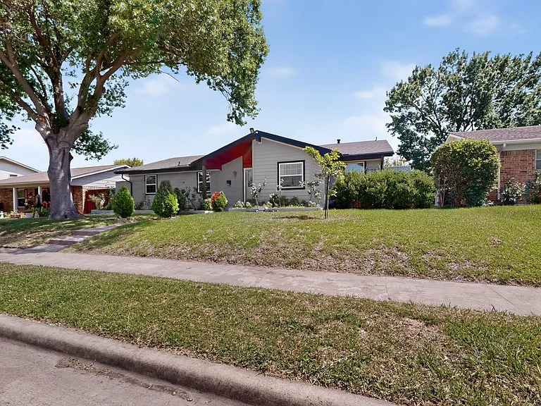 1514 Douglas Dr — Photo 5