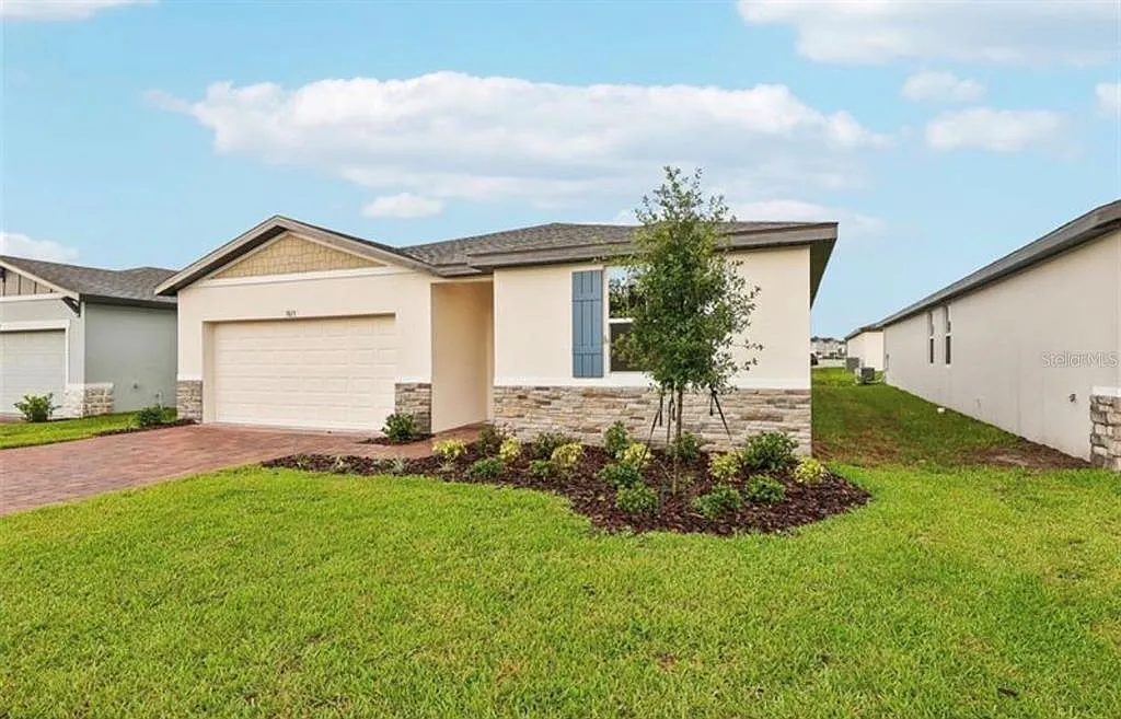 4 bed, 3.0 bath, 1988 sqft, $2,300 — Photo 2