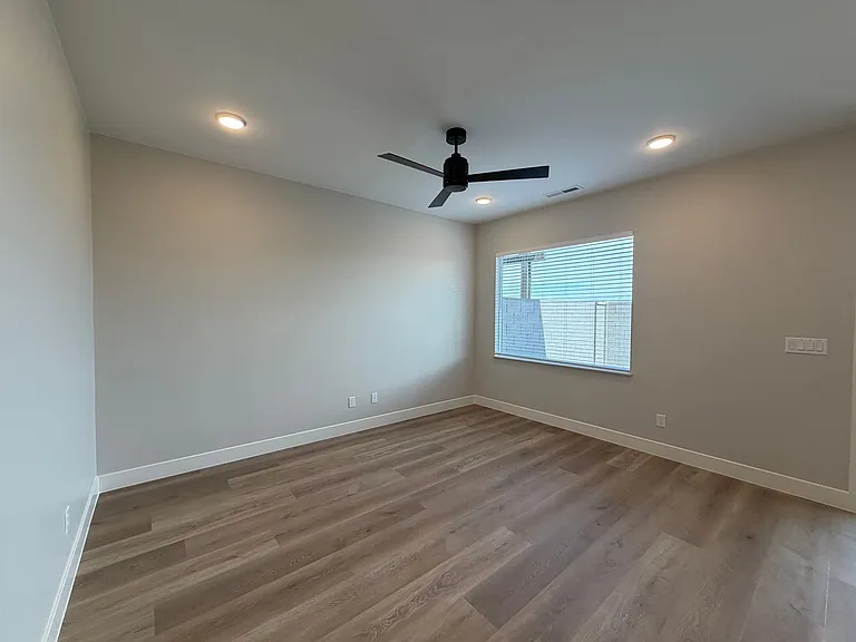 577 E Hemsworth Ln — Photo 14
