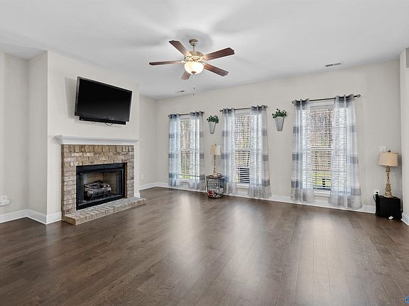 4th image of 381 Willow Bank Cir