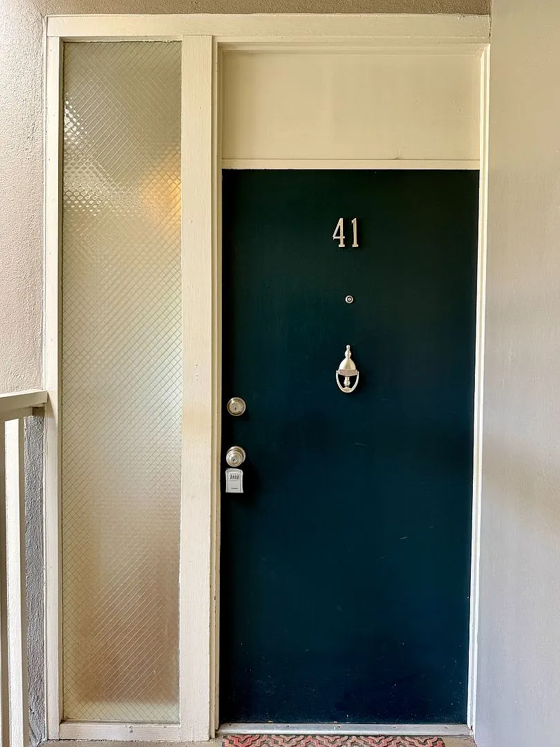3 bedroom, 2 bathroom top floor corner unit with amazing views for rent! — Photo 2