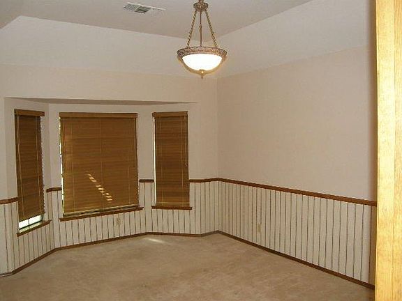 3rd image of 667 E Warwick Ave