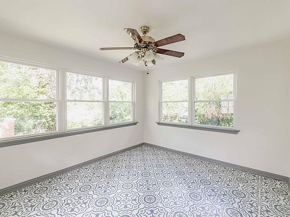 A different view of the sunroom.