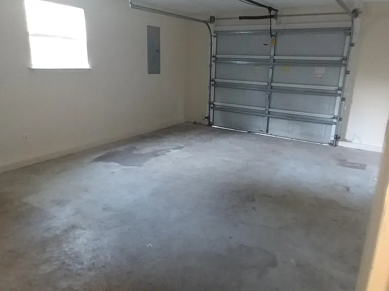 Garage contains laundry hookup