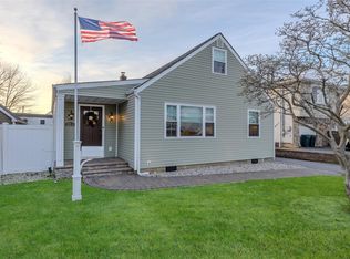 824 Venetian Blvd, Lindenhurst, NY 11757