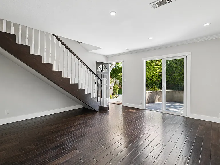 2550 Elden Ave #B — Photo 4