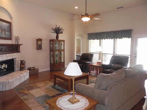 4th image of 7811 Meadowglen Dr