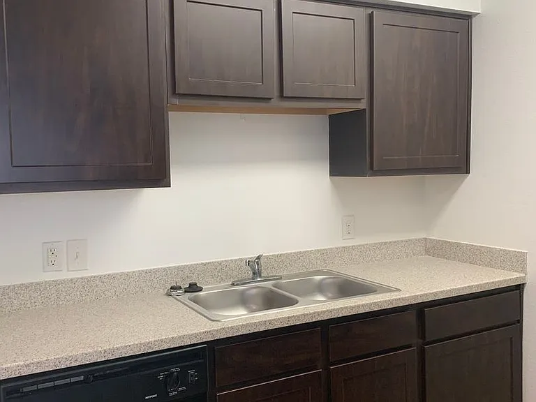 Emerald Cove Apartments — Photo 9
