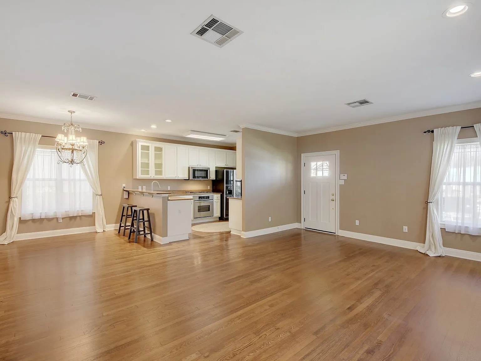 3 bed, 2.0 bath, 1522 sqft, $4,250 — Photo 4