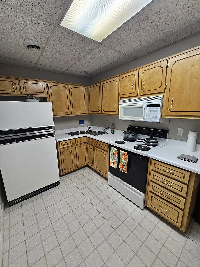 1 bed 1 bath fully furnished basement apartment — Photo 1