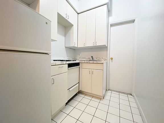4th image of 218 E 85th St #1WR