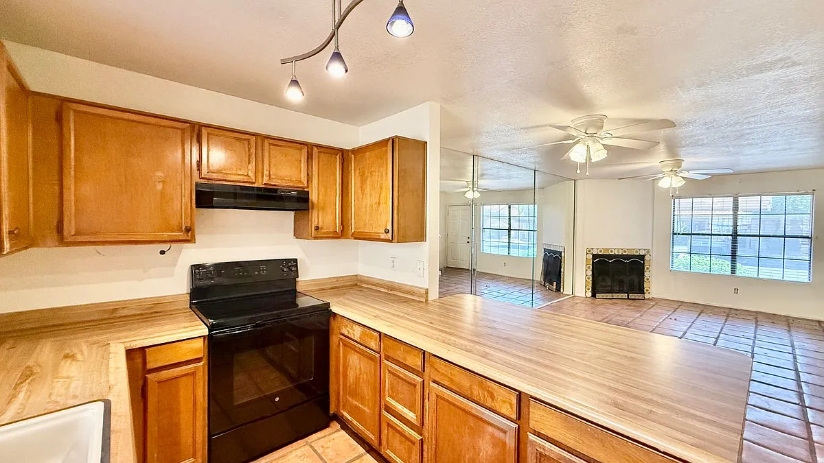 2 bed, 1.5 bath, 1088 sqft, $1,550 — Photo 3
