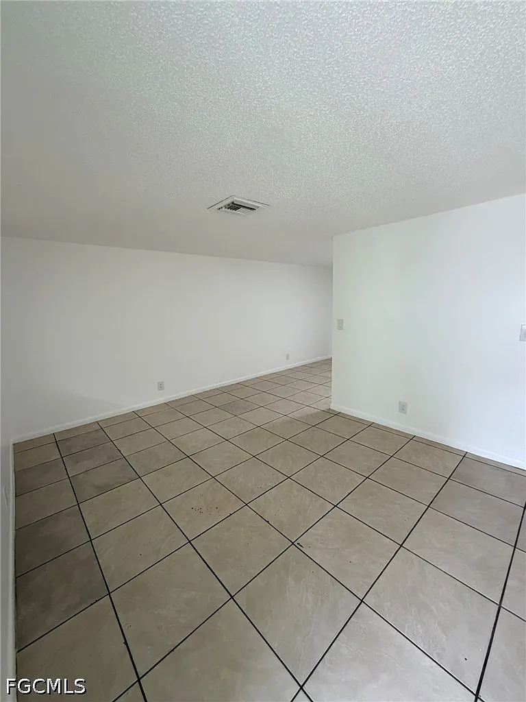 2 bed, 1.0 bath, 690 sqft, $1,200 — Photo 1