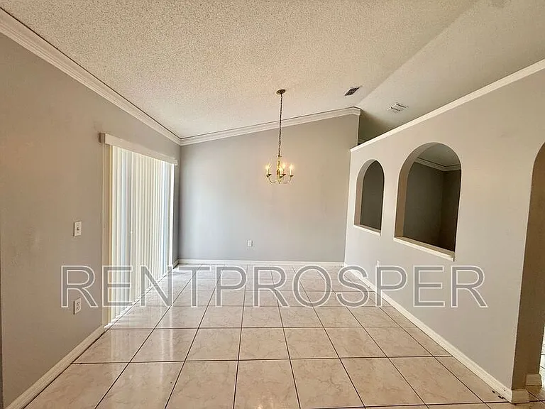 220 Canterbury Ct — Photo 7